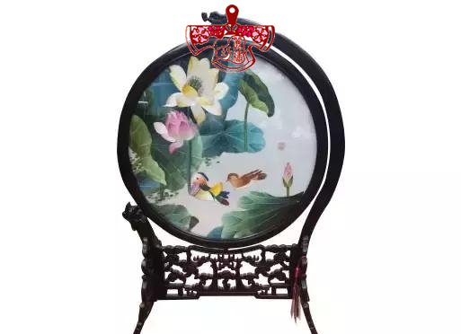 鴛鴦荷花：寓意雙宿雙棲、和和美美，作為祝福又有天成佳偶、白頭偕老的意思。