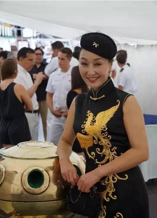 優雅真絲手繡旗袍盡顯精致女人味兒！